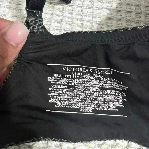 VICTORIA'S SECRET
UPLIFT SEMI DEMI/ DEMI-BUSTE SEMI-COUVRANT REHAUSSANT 32DDD/F - Picture 4 of 4